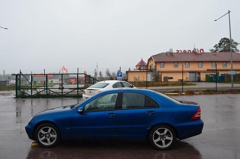 Blå Begagnad 2002 Mercedes C200 Sedan | 8 900 kr - Bild 1/4