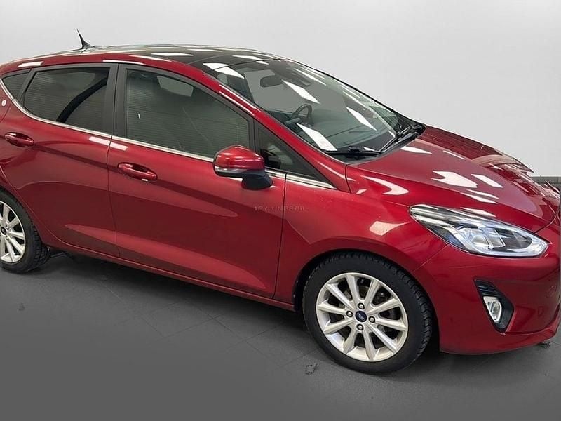 Begagnad Ford Fiesta Titanium 101 HK (74 kW) 2017 Röd Halvkombi