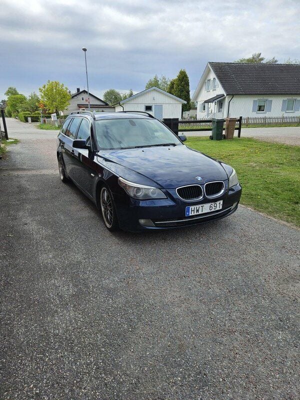 Blå Begagnad 2009 BMW 520 Kombi | 12 000 kr - Bild 1/3