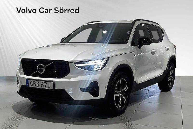 Vit Begagnad 2024 Volvo XC40 Plus SUV | 389 900 kr (Marknadspris) - Bild 1/3