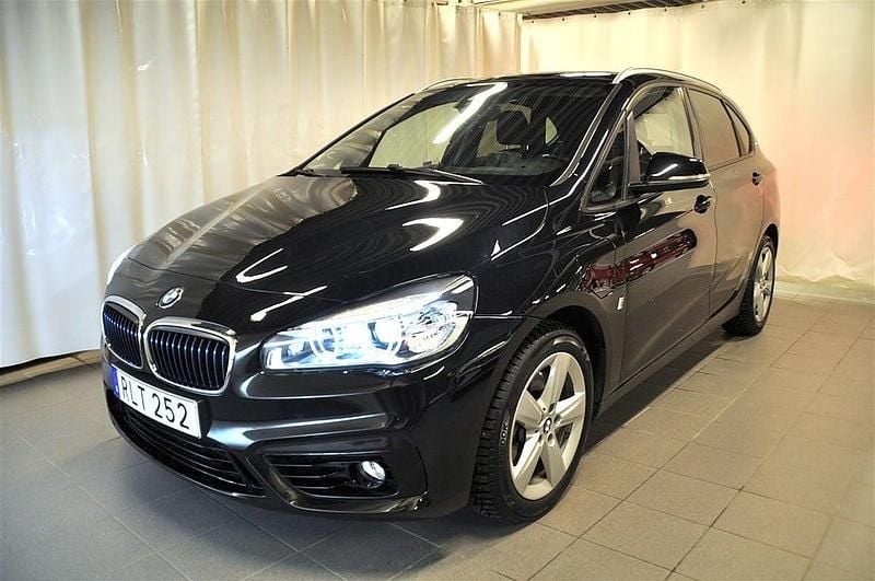 Svart Begagnad 2017 BMW 225 Active Tourer Sport Line Minibuss | 165 000 kr (Marknadspris) - Bild 1/4