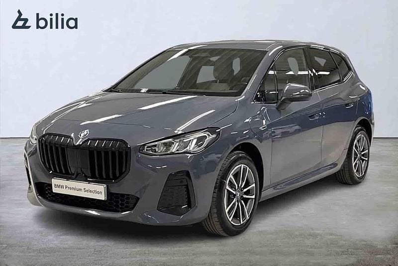 Grå Begagnad 2023 BMW 225 Active Tourer Minibuss | 329 900 kr (Marknadspris) - Bild 1/1