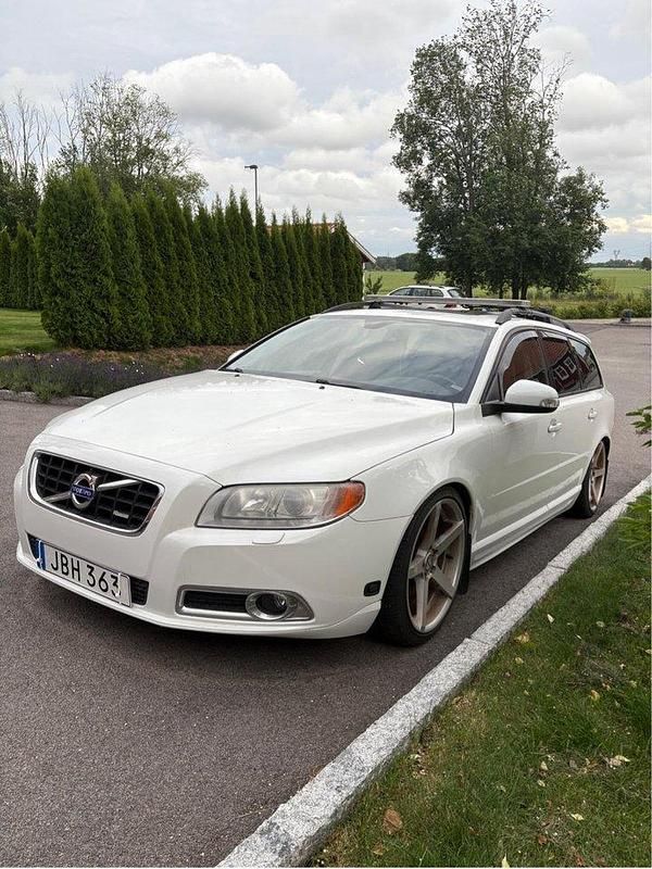 Vit Begagnad 2009 Volvo V70 R-Design Kombi | 70 000 kr (Dyr) - Bild 1/4
