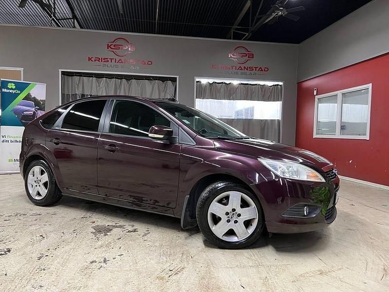 Röd Begagnad 2008 Ford Focus Trend Halvkombi | 29 900 kr (Marknadspris) - Bild 1/4