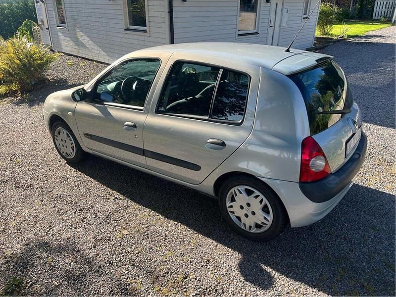 Grå Begagnad 2005 Renault Clio R.S. Halvkombi | 15 800 kr (Lite dyr) - Bild 1/3