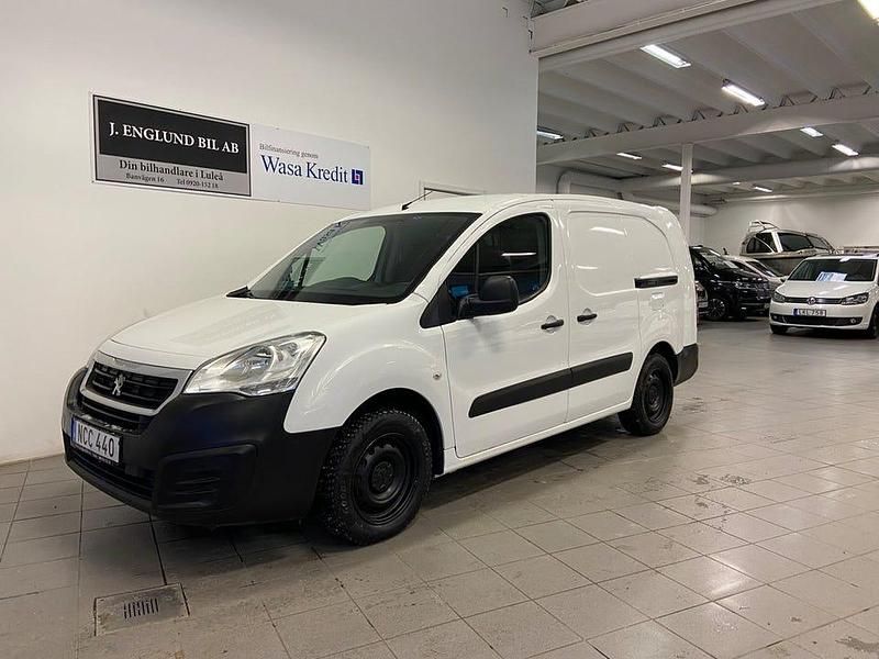 Vit Begagnad 2017 Peugeot Partner Minibuss | 109 900 kr (Marknadspris) - Bild 1/4