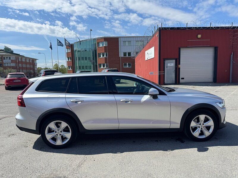 Silver Begagnad 2021 Volvo V60 CC Momentum Kombi | 339 900 kr (Marknadspris) - Bild 1/4
