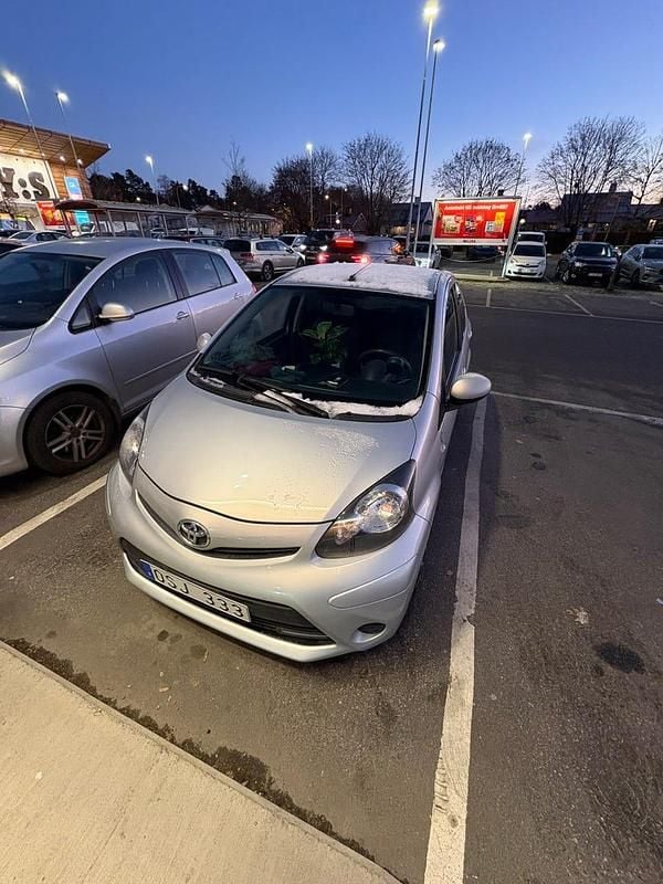 Silver Begagnad 2013 Toyota Aygo Halvkombi | 47 000 kr (Marknadspris) - Bild 1/3
