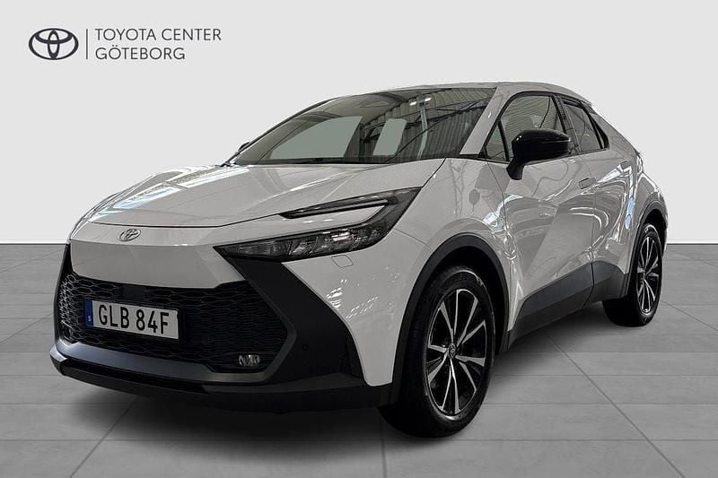 Vit Begagnad 2024 Toyota C-HR Style SUV | 399 900 kr (Bra pris) - Bild 1/3