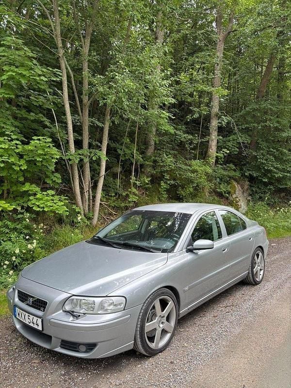 Silver Begagnad 2006 Volvo S60 Sedan | 115 000 kr (Lite dyr) - Bild 1/4