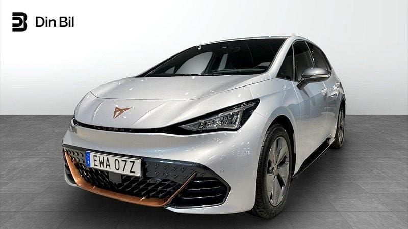 Silver (geyser silver metallic) Begagnad 2023 Cupra Born Halvkombi | 254 900 kr (Marknadspris) - Bild 1/4