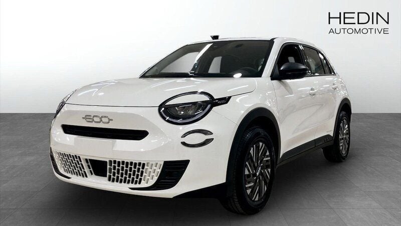 Vit (white) Ny 2024 Fiat 600 Pop SUV | 290 800 kr (Marknadspris) - Bild 1/4