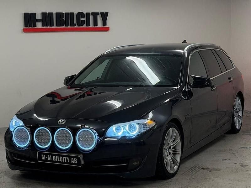 Grå Begagnad 2010 BMW 520 Sport Line Kombi | 92 900 kr - Bild 1/4
