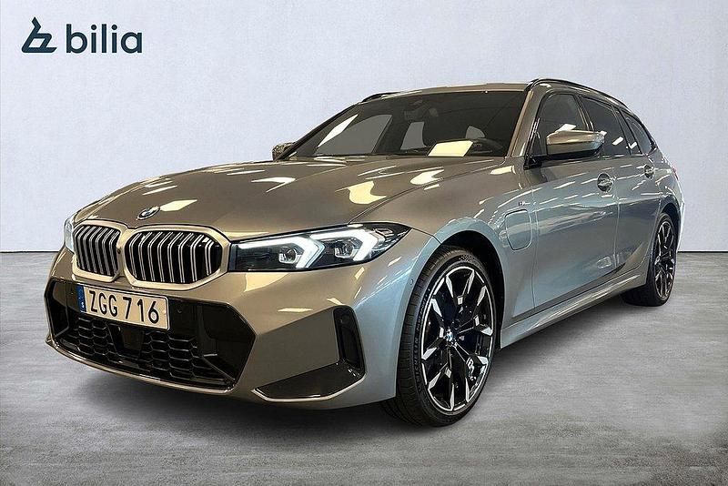 Grå Begagnad 2024 BMW 330e M Sport Kombi | 569 000 kr - Bild 1/4