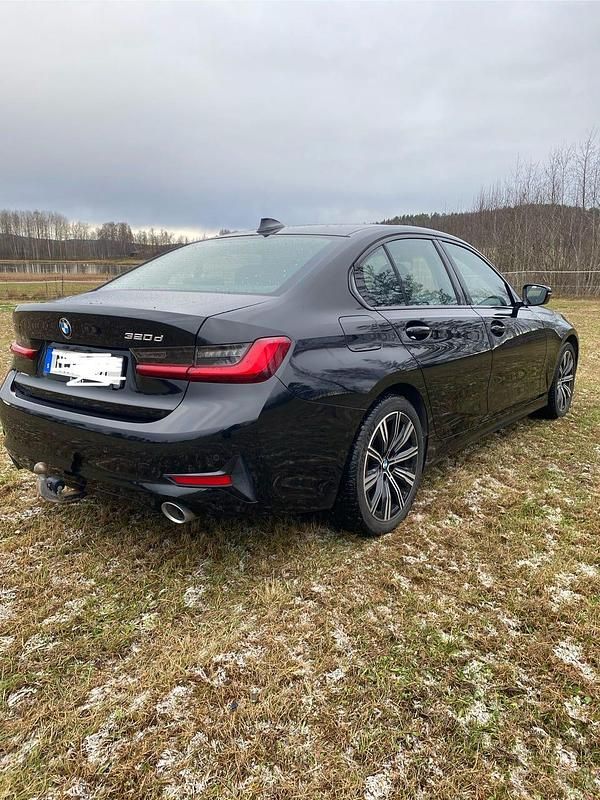 Sapphire black met Begagnad 2019 BMW 320 Sedan | 249 000 kr (Bra pris) - Bild 1/4