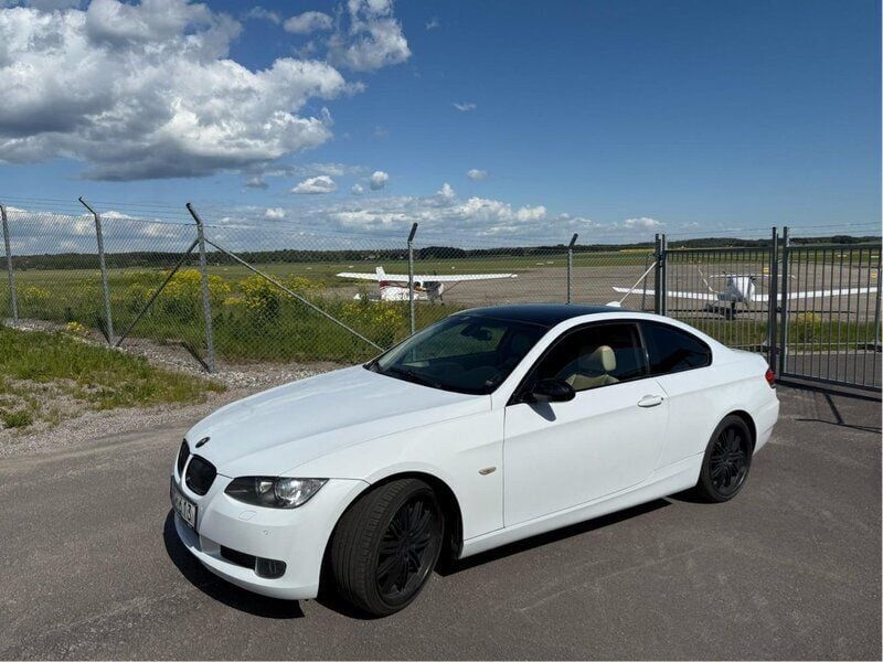 Grå Begagnad 2009 BMW 330 Comfort Edition Sportkupé | 92 000 kr (Bra pris) - Bild 1/4