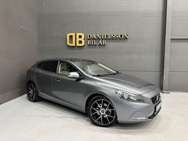 Grå Begagnad 2015 Volvo V40 Kinetic Kombi | 99 800 kr (Bra pris) - Bild 1/4