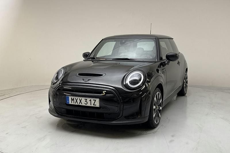 Svart Begagnad 2022 Mini Cooper Halvkombi | 219 000 kr (Marknadspris) - Bild 1/4