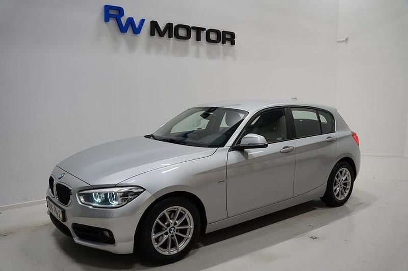 Silver Begagnad 2016 BMW 116 Sport Line Halvkombi | 139 700 kr (Marknadspris) - Bild 1/4