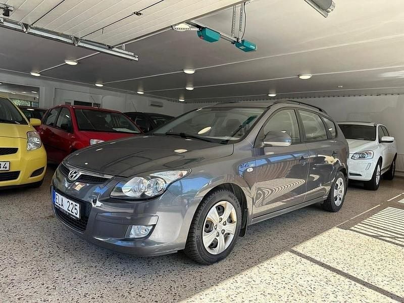 Grå Begagnad 2010 Hyundai i30 Kombi | 37 000 kr (Marknadspris) - Bild 1/4