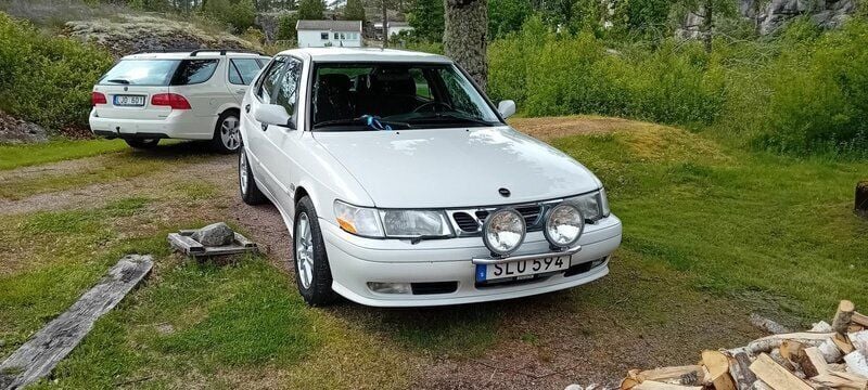 Vit Begagnad 2001 Saab 9-3 Halvkombi | 13 500 kr (Lite dyr) - Bild 1/4