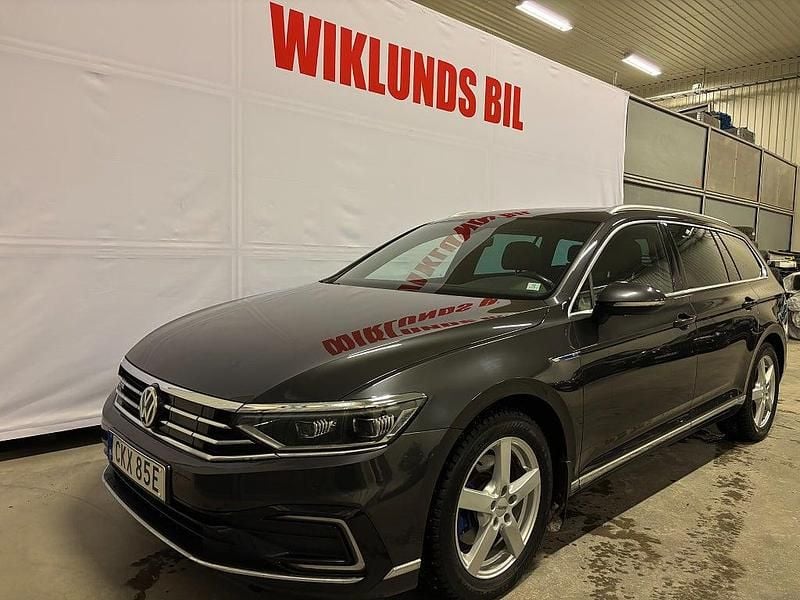 Mörkgrå Begagnad 2019 VW Passat GTE Kombi | 219 900 kr (Lite dyr) - Bild 1/4
