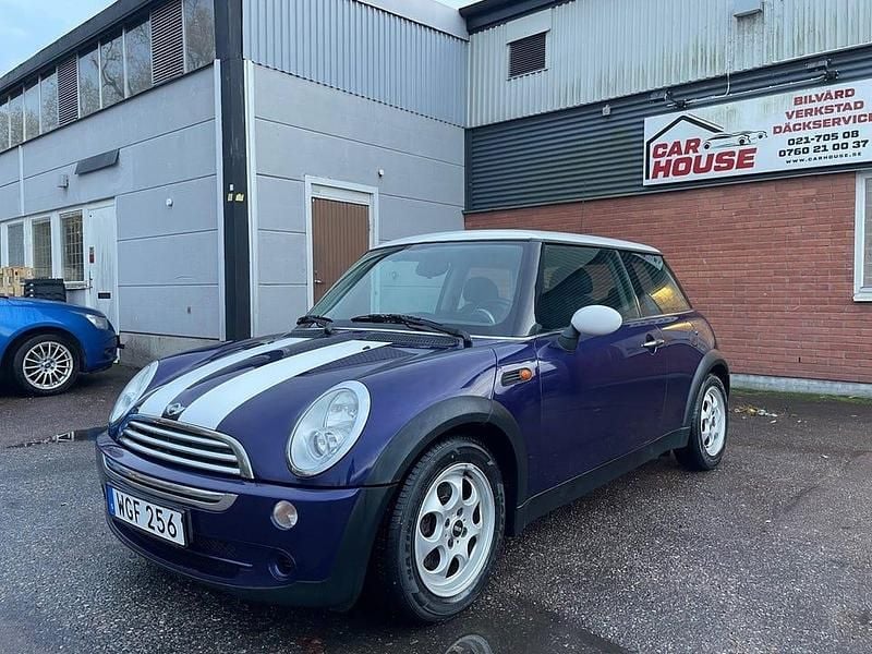 Mörkblå Begagnad 2004 Mini Cooper Halvkombi | 45 900 kr (Marknadspris) - Bild 1/4