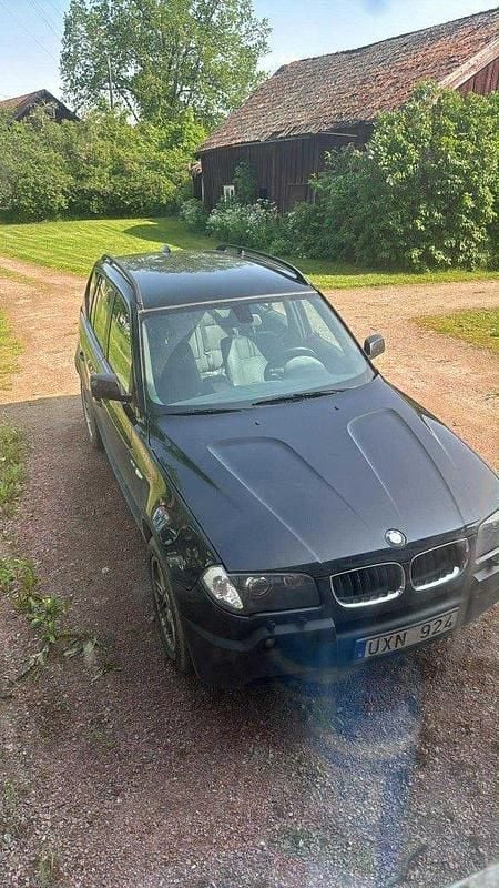 Svart metallic Begagnad 2004 BMW X3 SUV | 48 000 kr (Marknadspris) - Bild 1/4