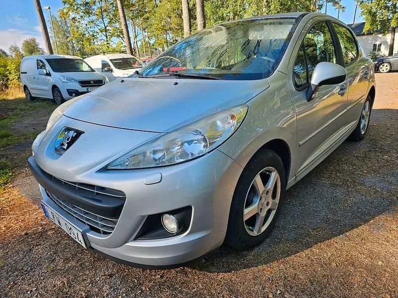 Ljusgrå (grå) Begagnad 2011 Peugeot 207 Halvkombi | 39 999 kr (Marknadspris) - Bild 1/4
