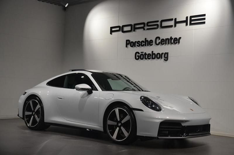 Ljusröd (grey) Begagnad 2025 Porsche 911 Carrera Sportkupé | 1 699 000 kr (Dyr) - Bild 1/4