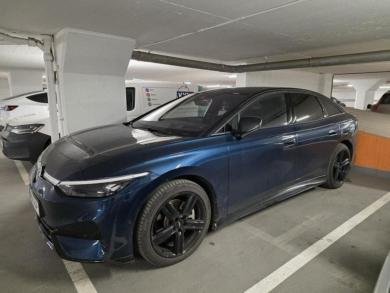 Blå Begagnad 2024 VW ID.7 Pro Sedan | 549 000 kr (Lite dyr) - Bild 1/4
