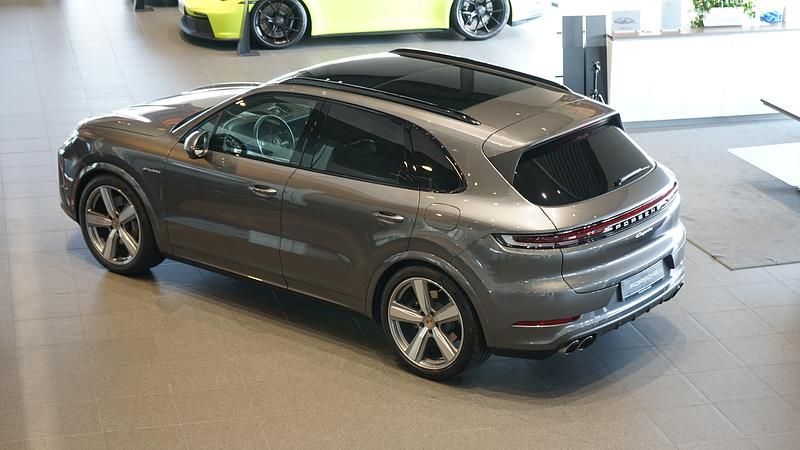 Begagnad Porsche Cayenne 476 HK (350 kW) 2024 Grå SUV