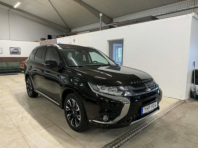 Begagnad Mitsubishi Outlander P-HEV 121 HK (88 kW) 2016 Svart SUV