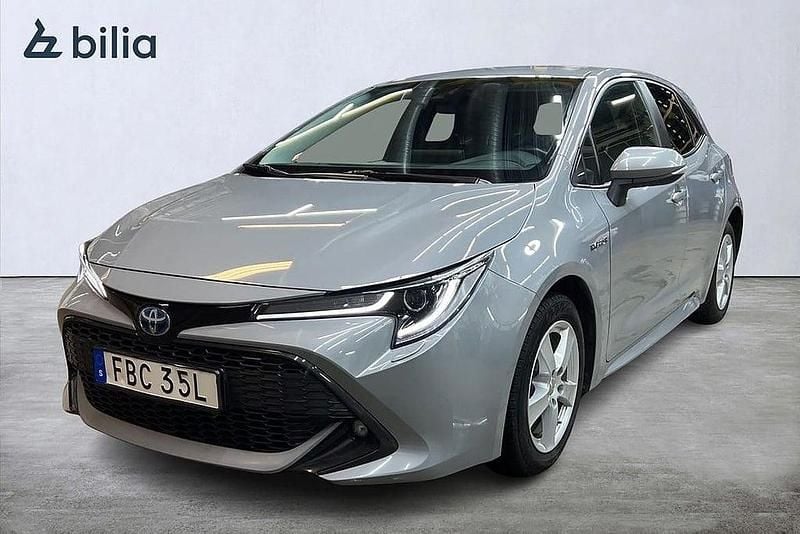 Grå Begagnad 2019 Toyota Corolla Hybrid Style Halvkombi | 214 900 kr (Marknadspris) - Bild 1/3