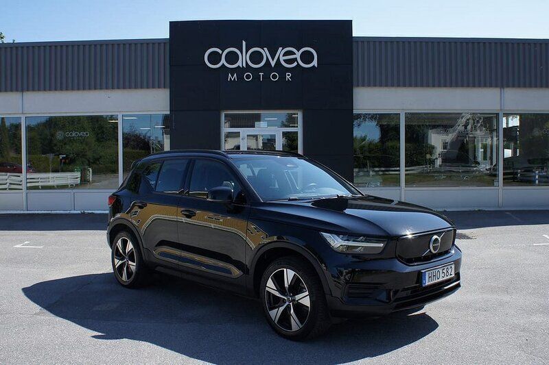 Svart Begagnad 2022 Volvo XC40 Core SUV | 259 900 kr - Bild 1/4