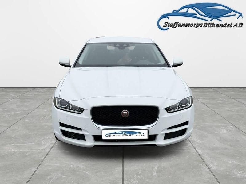 Begagnad Jaguar XE 163 HK (119 kW) 2015 Vit Sedan