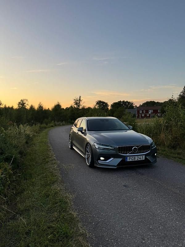 Osmium grey metallic Begagnad 2019 Volvo V60 Inscription Kombi | 310 000 kr (Marknadspris) - Bild 1/4