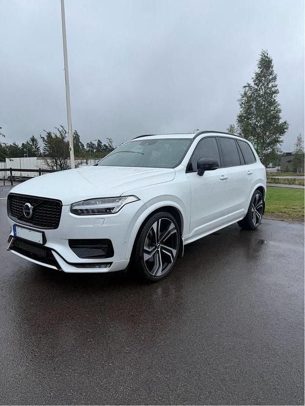 Vit Begagnad 2021 Volvo XC90 R-Design SUV | 509 900 kr (Marknadspris) - Bild 1/4