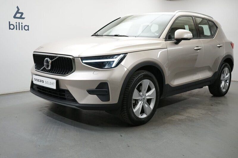 Ljusgrå (grå) Begagnad 2023 Volvo XC40 Core SUV | 339 900 kr (Marknadspris) - Bild 1/3