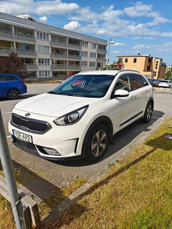 Vit Begagnad 2018 Kia Niro Advance SUV | 190 000 kr (Marknadspris) - Bild 1/4