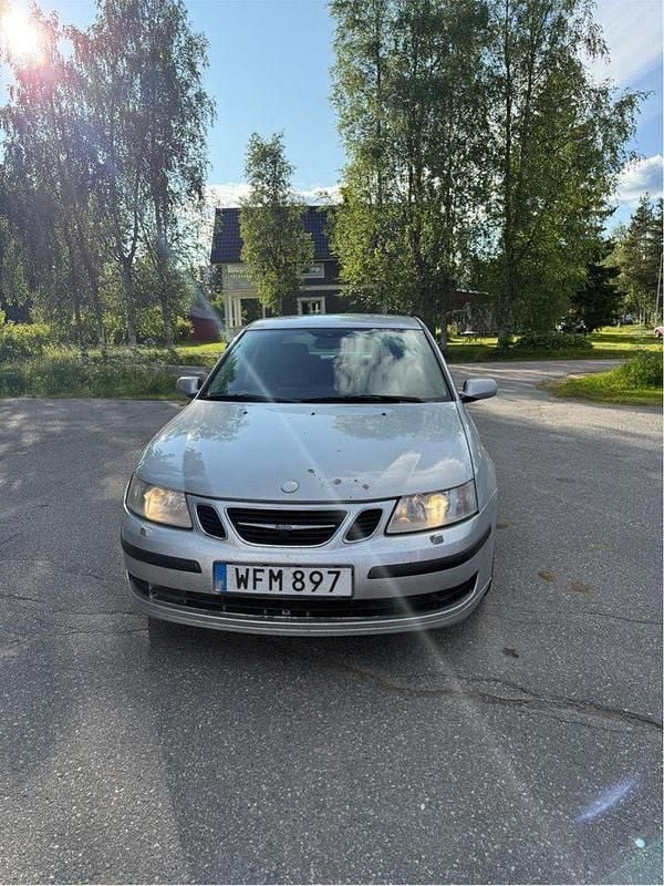 Grå Begagnad 2005 Saab 9-3 Vector Sedan | 22 000 kr (Marknadspris) - Bild 1/4