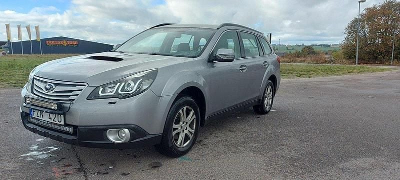 Silver Begagnad 2010 Subaru Outback SUV | 39 000 kr (Marknadspris) - Bild 1/4