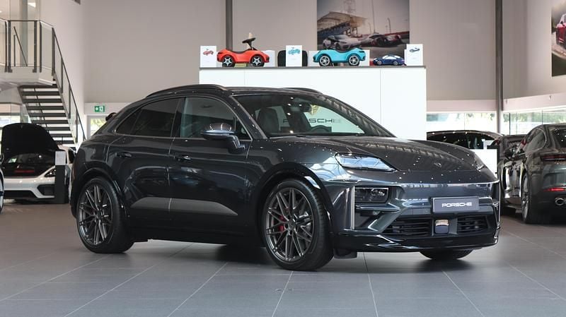 Grå Begagnad 2024 Porsche Macan Turbo SUV | 1 487 400 kr - Bild 1/4