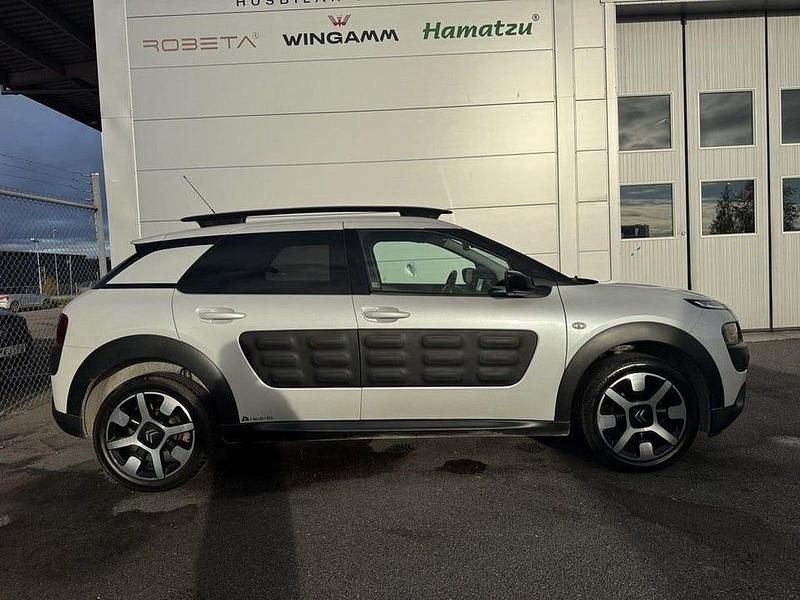 Vit Begagnad 2015 Citroën C4 Cactus PureTech Halvkombi | 79 800 kr (Marknadspris) - Bild 1/4