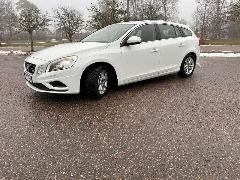 Begagnad Volvo V60 R-Design 150 HK (110 kW) 2012 Kombi