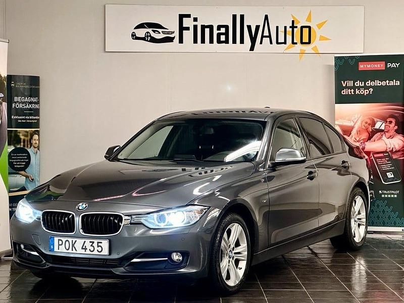Grå Begagnad 2015 BMW 318 Sport Line Sedan | 109 900 kr (Marknadspris) - Bild 1/4