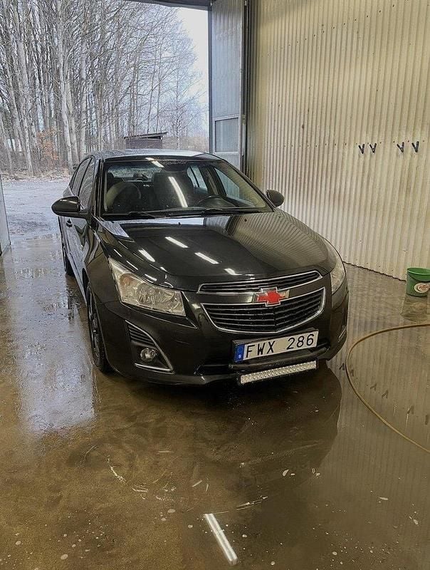 Svart Begagnad 2013 Chevrolet Cruze Sedan | 71 000 kr (Lite dyr) - Bild 1/4