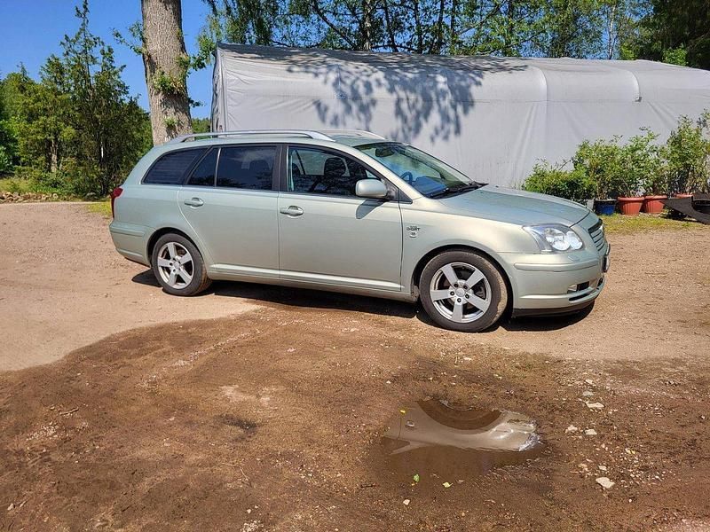 Grön Begagnad 2006 Toyota Avensis Kombi | 11 000 kr (Dyr) - Bild 1/4