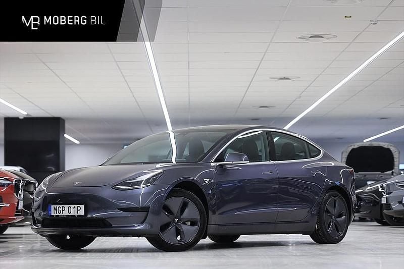 Grå Begagnad 2020 Tesla Model 3 Standard Range Plus Sedan | 209 900 kr (Marknadspris) - Bild 1/2