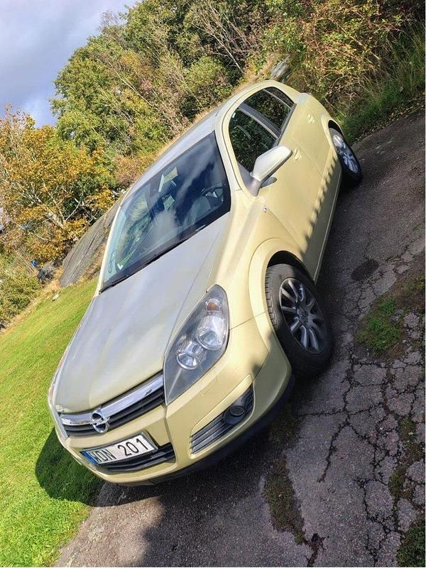 Gul Begagnad 2004 Opel Astra Halvkombi | 42 900 kr (Marknadspris) - Bild 1/4